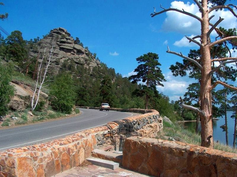 Road along the northern and eastern shores of Lake Borovoe.