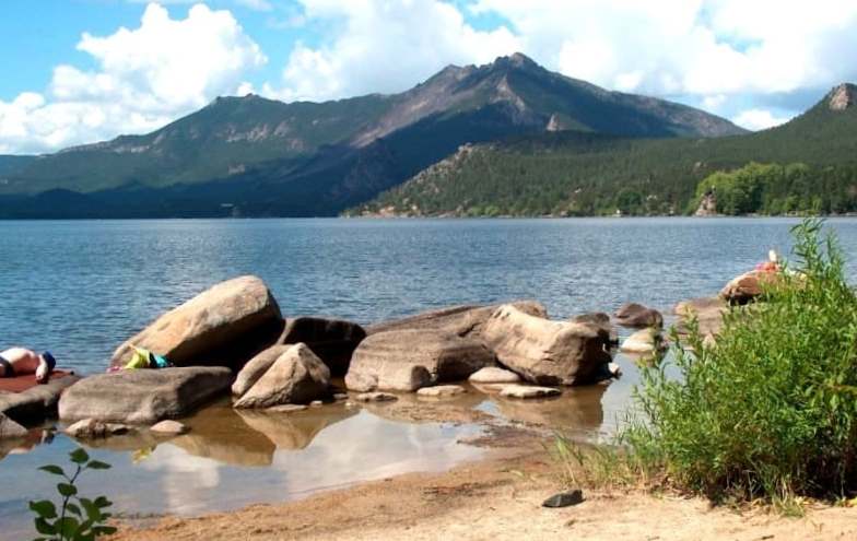 Озёра Бурабая - одни из ключевых природных ценностей региона: Бурабай (Аулисколь) - самое крупное озеро в парке, известно своей чистой водой, Щучье, Айнаколь (Большое Чебачье) - считается самым большим и чистым озером Казахстана, популярное место для рыбалки, Шабакколь (Малое Чебачье - меньшее по размеру, чем Большое Чебачье), Шабакколь, Катырколь.