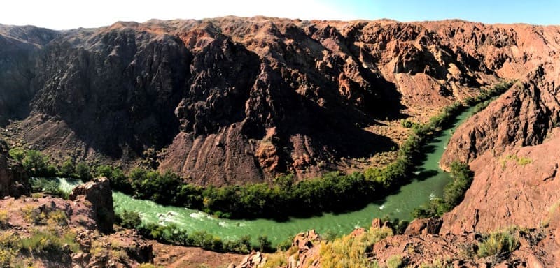 The canyon stretches from southwest to northeast for 73 kilometers. The Charyn River is formed by the confluence of its left tributary, the Shet-Merke, with a length of 33 kilometers.