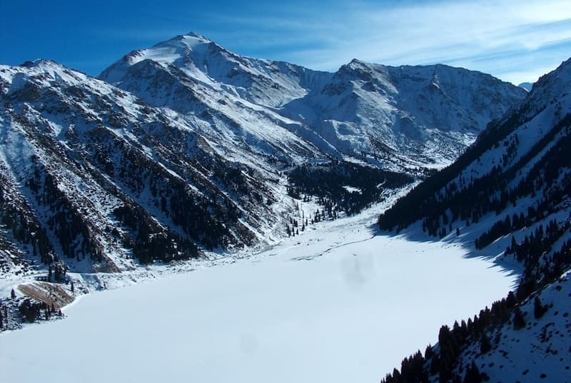 Вид на озеро Большое Алматинское с окрестностей обсерватории ГАИШ. Фотография Александра Петрова.