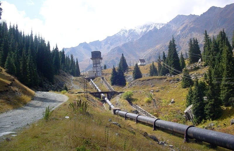 Водопровод начинается от водонапорной башни на Большом Алматинском озере и тянется к Первой Алматинской ГЭС.