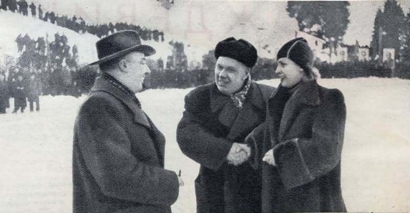 Chief Judge A. Melnikov (center) congratulates R. Zhukova on her new world record. On the left is the coach - A. Sopov. Photo by A. Burdukov. 1953.