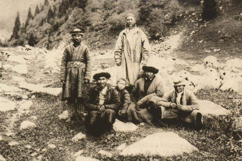 На снимке:  в центре вверху - Медеу Пусурманов. 1913 год.  Источник http://kunayev.kz/