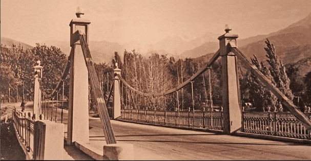 Suspension bridge on the road to Medeo (no longer exists). Photo by V. Bilkov. 1953.