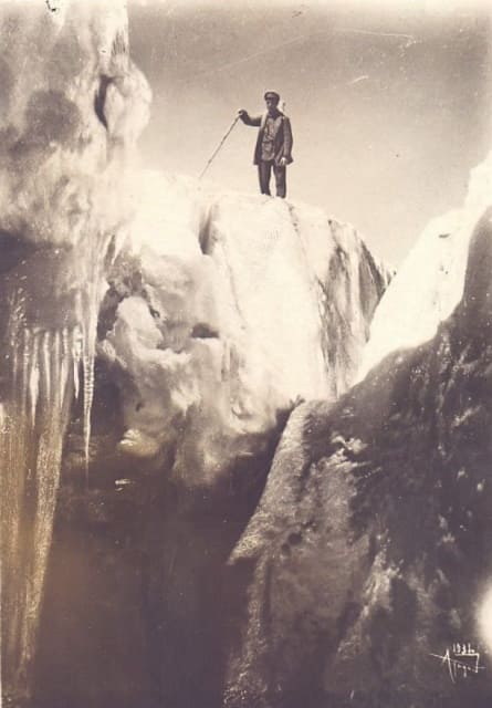 Трещина на Мало-Алматинском леднике. Фото Аргунова 1929 г. Фото открытка.