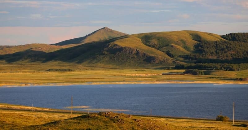 Lake Bolshoye is of tectonic origin. It formed as a result of uplift of granite massifs and formation of a closed basin, where meltwater and rainwater accumulated over time.