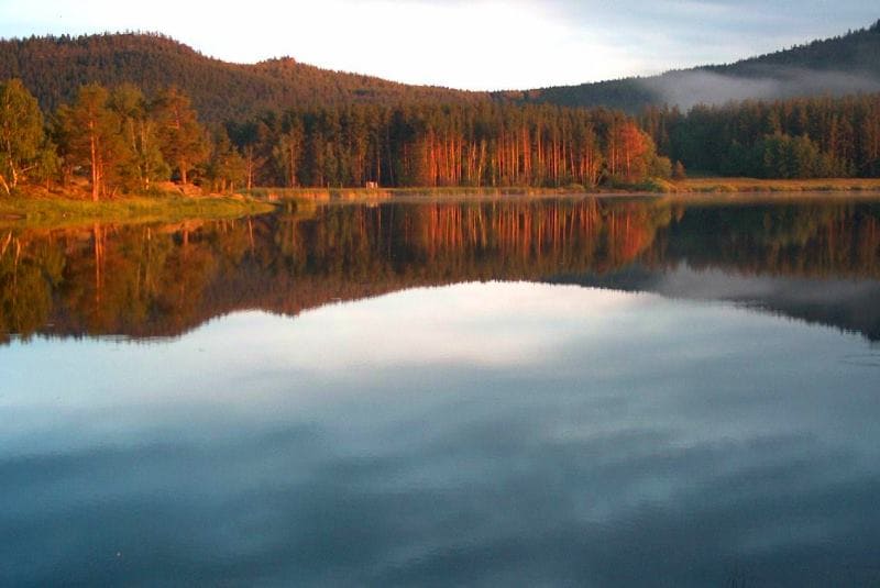 Lake Komisarovskoye is one of most accessible lakes in eastern part of park.