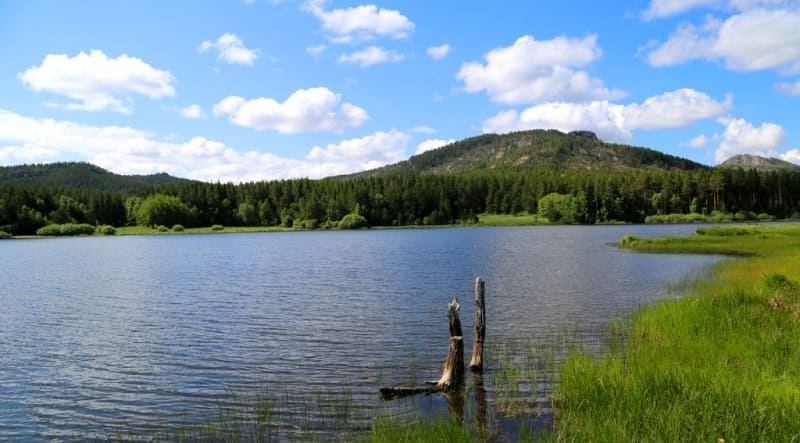 Lake Komisarovskoye is part of a unique natural complex in southern Karkaraly, where each feature complements other, creating a complete picture of mountain landscape.