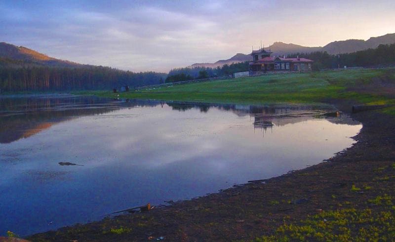 Lake, against backdrop of Karkaraly Mountains and Komsomolsky Peak, 1,403 meters above sea level, looks very picturesque. 