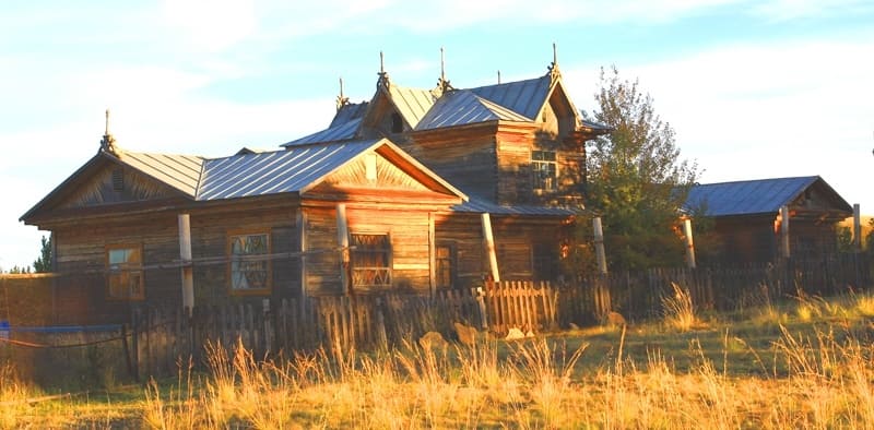 Museum building blends harmoniously into surrounding landscape. Inside, there are several exhibition halls explaining geology, flora, and fauna of Karkaraly.