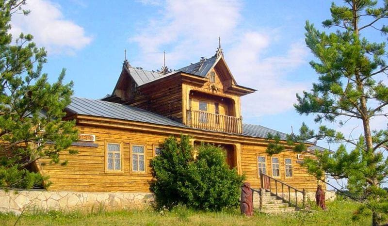 Museum is located in one of most beautiful corners of park.