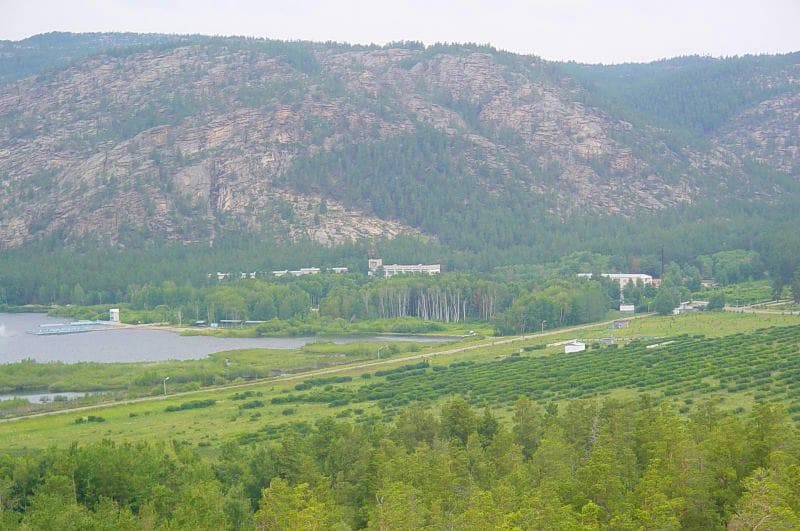 Lake Pashennoye (Samal) is located at an altitude of 881.9 meters above sea level, 7.5 kilometers southwest of the city of Karkaraly and 8.6 kilometers southwest of Lake Bolshoye.