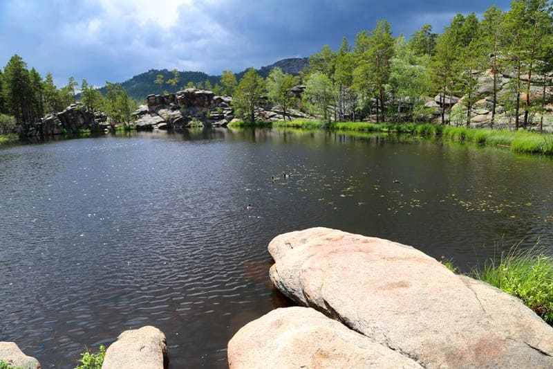 Lake is covered by granite boulders on both its eastern and western sides.