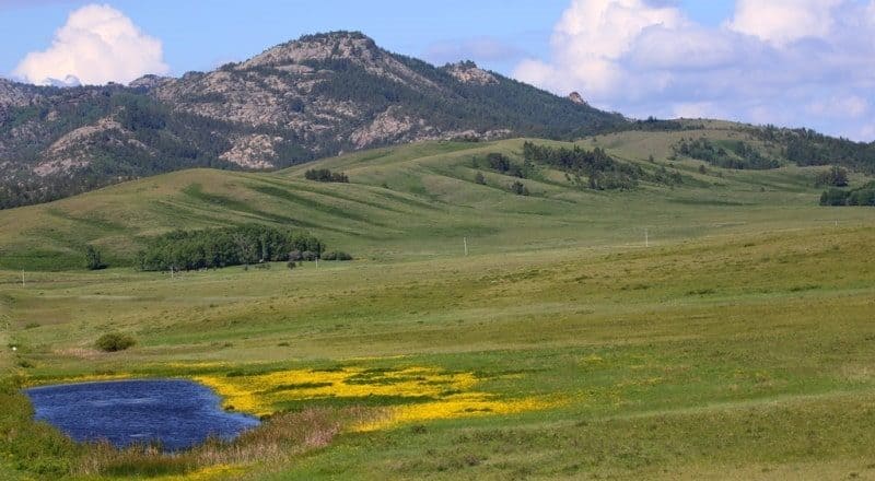 Zhirensakal Peak, also known as Komsomola Peak, is located in southern part of Karkaraly Mountains, at 1,403.4 meters above sea level.