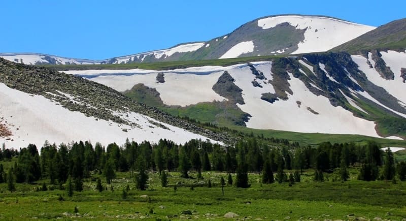 The length of the Second Beloubinskoye Lake from southwest to northeast is 299 meters, the width in the central part reaches 233 meters, the area of the lake is 54878 square meters, the length of the coastline is 920 meters.