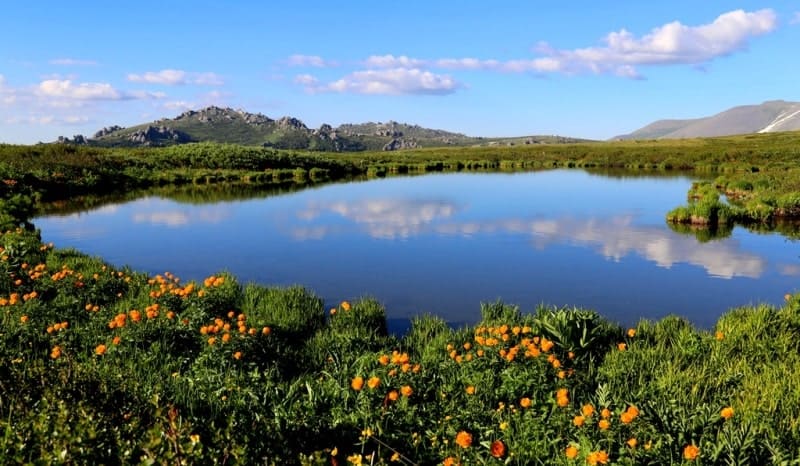 The Second Beloubinskoe lake, located among the eastern spurs of the Ivanovsky and western slopes of the Koksu ridge, is a striking example of the high-mountain moraine-glacial landscape of Eastern Kazakhstan.