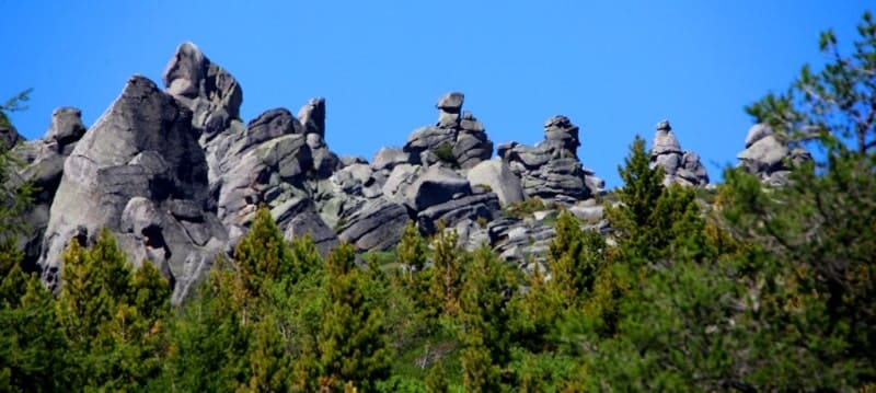 To the north of the Second Beloubinskoye Lake there is the Lineyskie Pillars tract. 