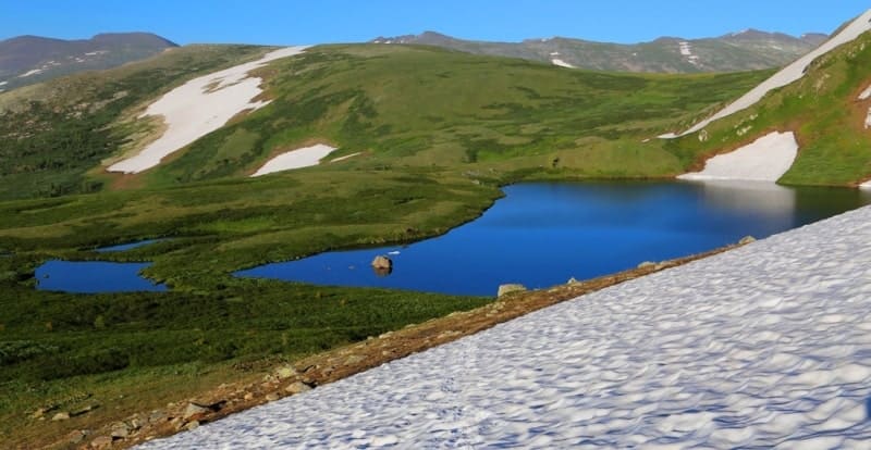 The Second Beloubinskoye lake is part of a group of four closely located high-mountainous reservoirs, united by the common name Beloubinsky lakes.