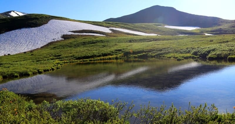 The freshwater, moraine Third Beloubinskoye Lake is located 823 meters northeast of the Second Beloubinskoye Lake.