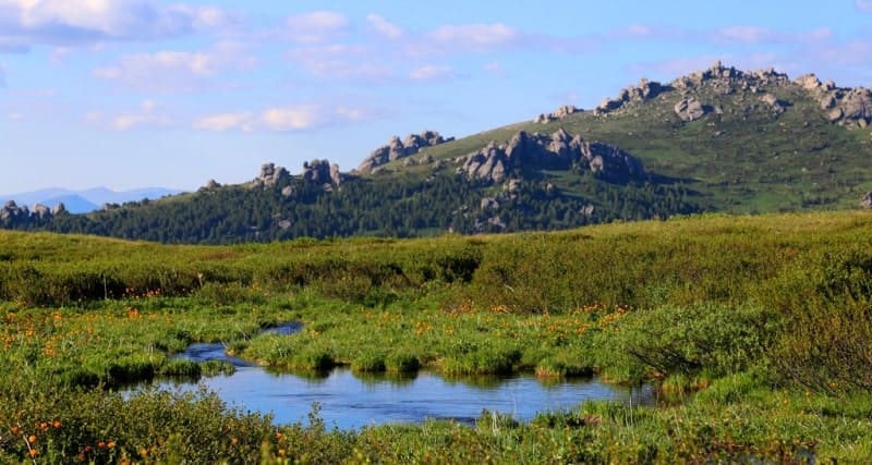 Snowfields located on the steep southern slope play an important role in the existence of the Third Beloubinskoye Lake.