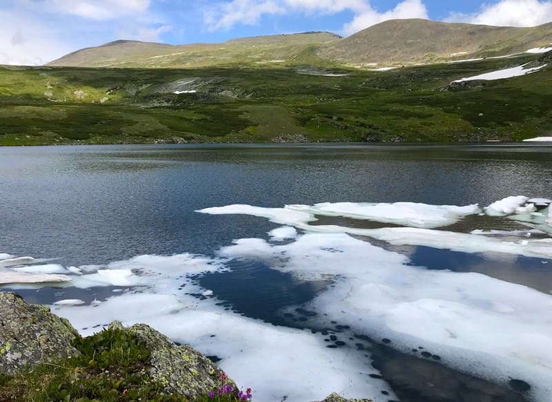 First Beloubinskoye Lake is located in the high-mountain part of Altai, between the eastern spurs of the Ivanovsky Range and the western slopes of the Koksuysky Range.