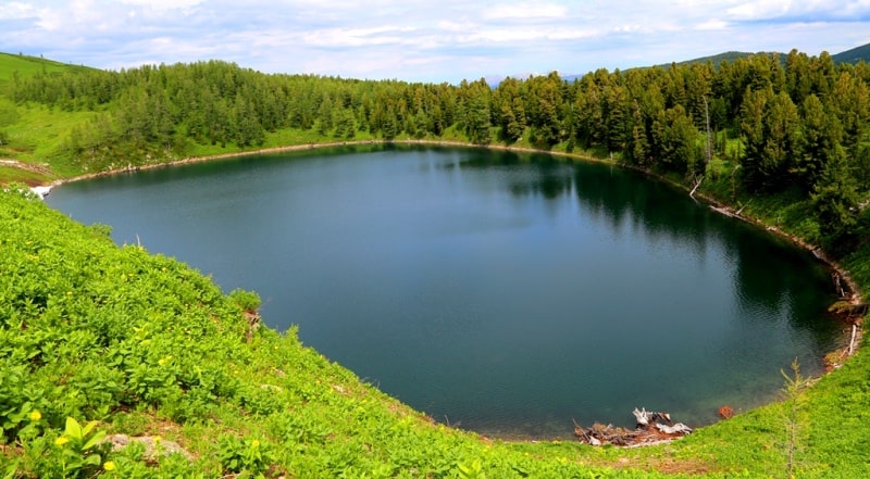 Озеро Щербакова и его окрестности в Западно-Алтайском заповеднике.