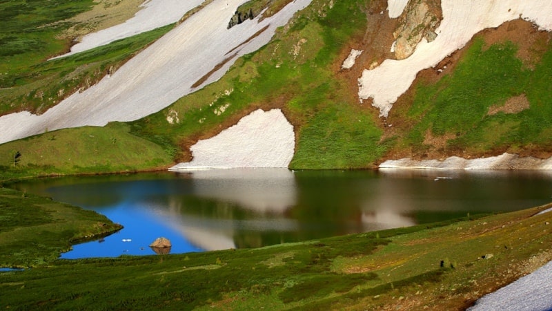 The Second Kholzun lake and environs.