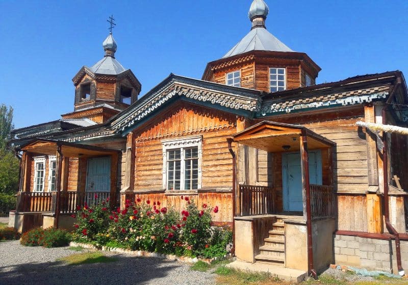 The temple after the restoration of 2009. Photo from the site https://hram-teploklyuchenka.kg/?page_id=72