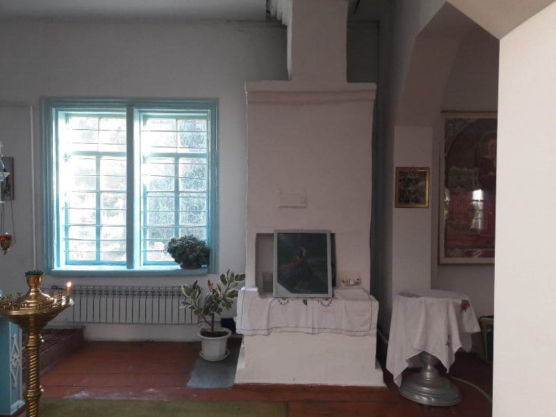 The stove in the temple. Photo from the site https://hram-teploklyuchenka.kg/?page_id=72