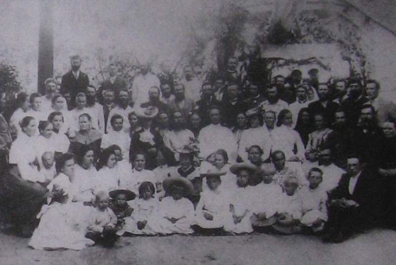 Групповой портрет горожан. Фотография 1910 года. Автор неизвестен.