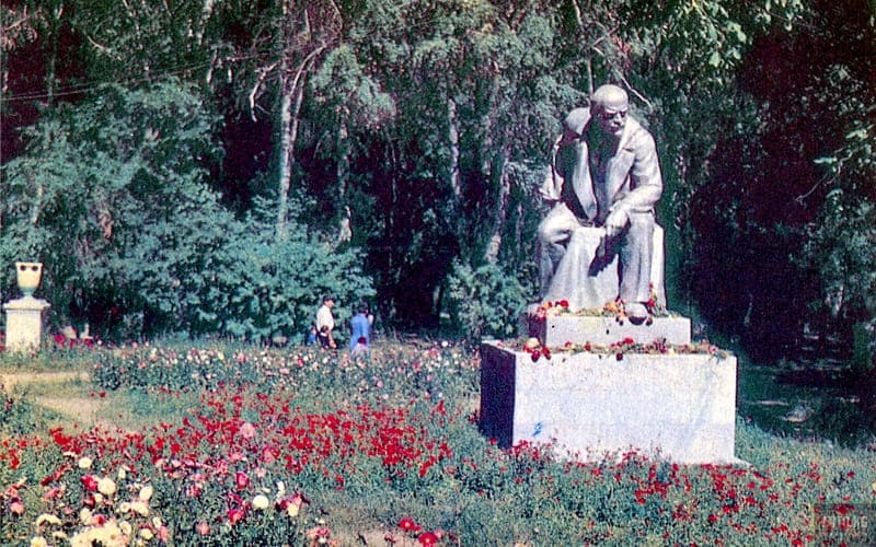 Пржевальск. Скульптура В.И. Ленина, в городском парке имени А.С. Пушкина 1969 год. Авторы фотографии В. Монин, Л. Резников.