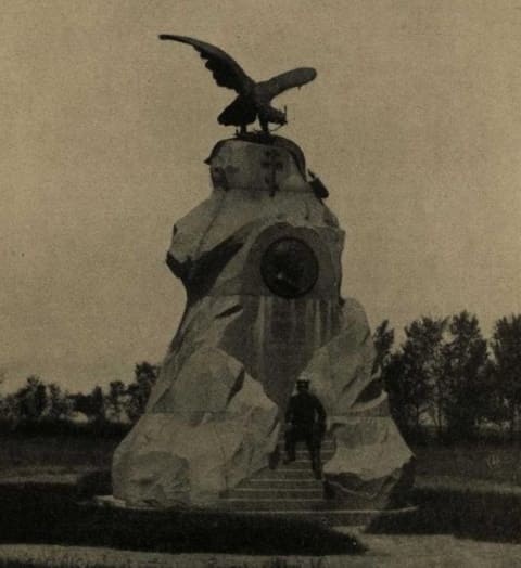 Monument to N.M. Przhevalsky near Lake Issyk-Kul. Beginning of the XXth century. Photographer unknown.