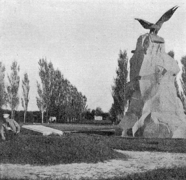 Памятник Пржевальскому на берегу озера Иссык-Куль. (Воздвигнут в 1893 г. по проекту А. А. Бильдерлинга).