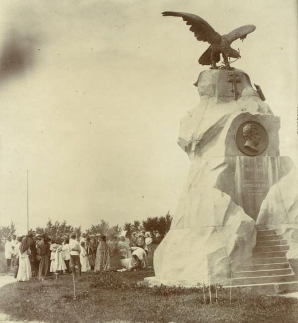 Памятник Н.М. Пржевальскому. Около 1910 года. Фото, предположительно принадлежит П. Лейбину, город Верный.