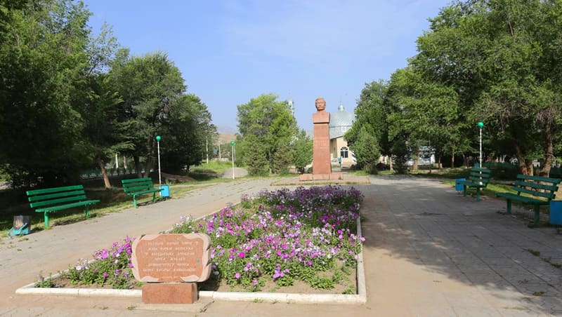 Сквер Жукеева-Пудовкина в городе Нарын. Фотография Александра Петрова.