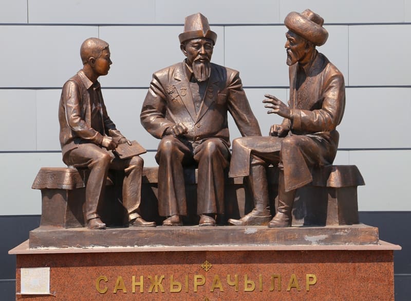 Символический памятник у входа в музей "Запись воспоминаний уважаемых аксакалов".