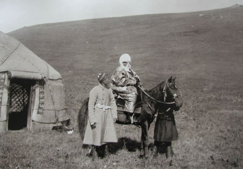 Встреча Курманжан Датки, известной как «Алайская царица», верхом на лошади. Фотография была сделана летом 1906 года полковником Российской императорской армии (и будущим президентом Финляндии) Карлом Густавом Маннергеймом во время его экспедиции в Алай.