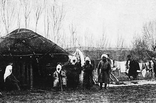 Курманжан-датка у юрты. XX век. Автор фотографии неизвестен.