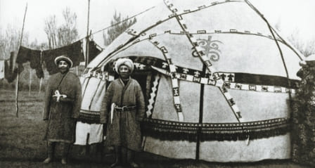 Сын Махмудбек Алимбеков у входа в юрту своей матери Курманжан Датки. К моменту смерти Курманжан из 183 ее по¬томков оставалось в живых 98 (два сына, две до¬чери, 31 внук, 57 правнуков и 6 праправнуков). Они ныне проживают в Алае, Кара-Суу, Узгенском районе, Оше и Бишкеке.