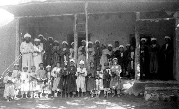 Медресе, основанное в Оше Алымбеком Датка, а затем содержащееся на средства его сыновей. Фото Шарял Нуэта. 1906 год. Алымбек Датка (1799/1807–1862 г.г.) крупный государственный и политический деятель Кокандского ханства и Алайского региона. Супруг Курманжан Датка.