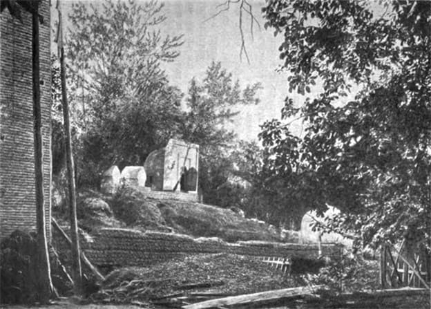 Могила казненного Камчи-бека и место погребения его матери, Курбан-Джан-датхи. 1907 год. Курманжан Датка (1811 – 1907 г.г.), киргизская государственная и военная деятельница, правительница южных киргизов, известная как «Алайская царица».