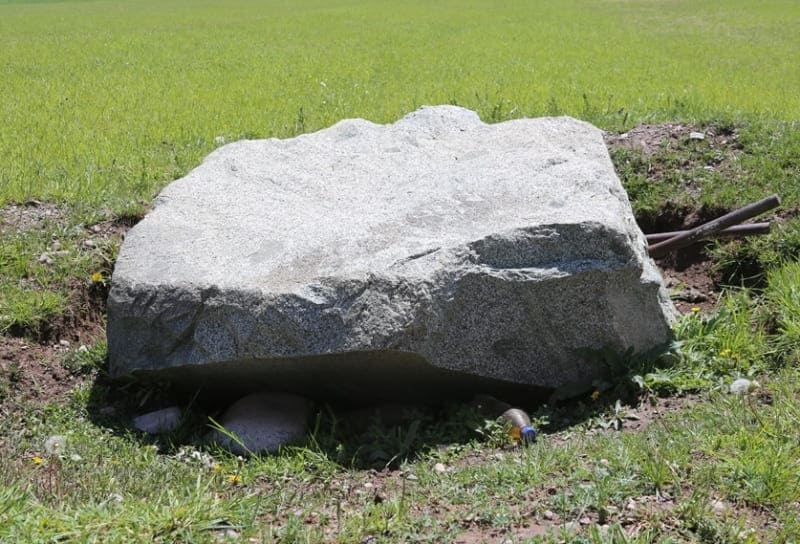 Beneath this overturned stone lies the primary inscription (see photo 07). 2002.