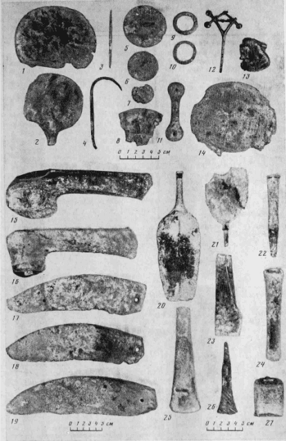 The Shamsi hoard consisted of 27 bronze items: two axes with drooping butts, a celt-like hammer, a gouge and a spear-shaped chisel, an adze with a shoulder, an adze with a frontal lug, three sickle-knives, a tanged spearhead, a razor, a single-edged knife, four mirrors, four plaques, two rings, a hook, an awl, an openwork pin, and a metal ingot.