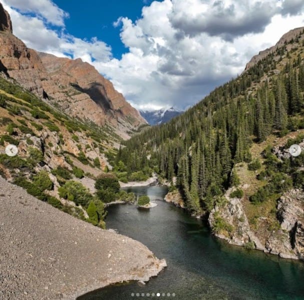 Lake Kara-Tokoy is located in the Chatkal district of the Jalal-Abad region.