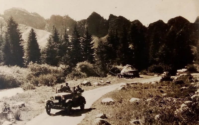 In the Jety-Oguz gorge. Beginning of the XXth century. Unknown photographer.