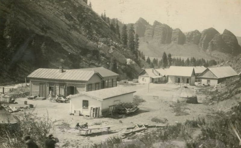 Jety-Oguz mineral waters. Photo postcard from the 1920s. The author of the photograph is unknown.