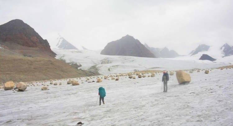 Crossing the main branch of the Petrov Glacier on the way to the N. Roerich Pass (Sarytor Central). "Report on a third-category sports hike conducted in the Central Tien Shan (Terskey and Akshiyrak Ranges) from July 30 to August 13, 2022. Trip leader: Sergey Igorevich Freiman. https://www.geolink-group.com/tourclub/trips/2022sf3/otchet_sf3_2022.pdf