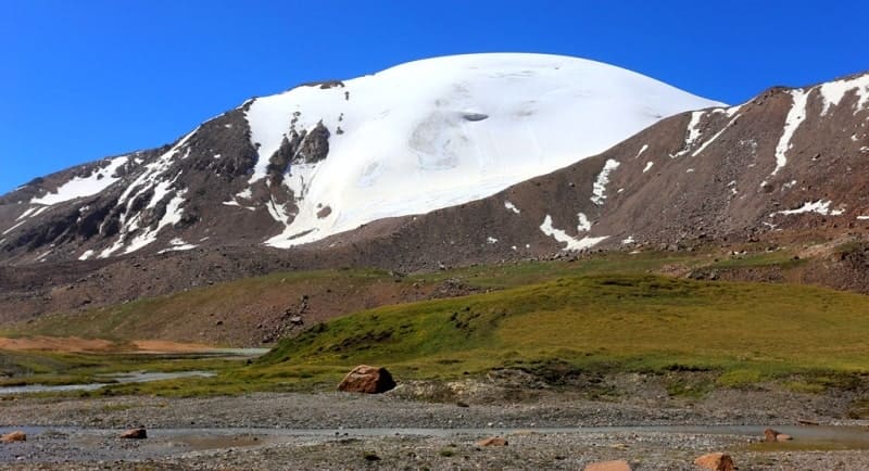 Northern glaciers are confined to the basin of Lake Issyk-Kul.