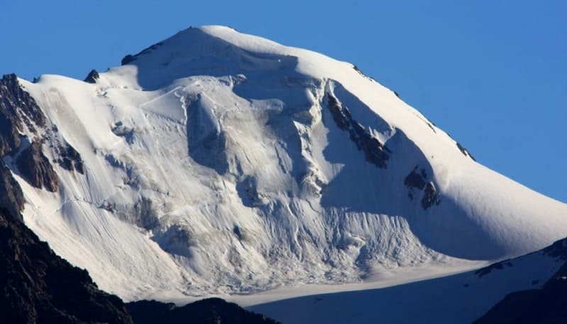 Glaciers on the southern slopes of the Terskey Ala-Too ridge form the basin of the Syr Darya River (Naryn River).
