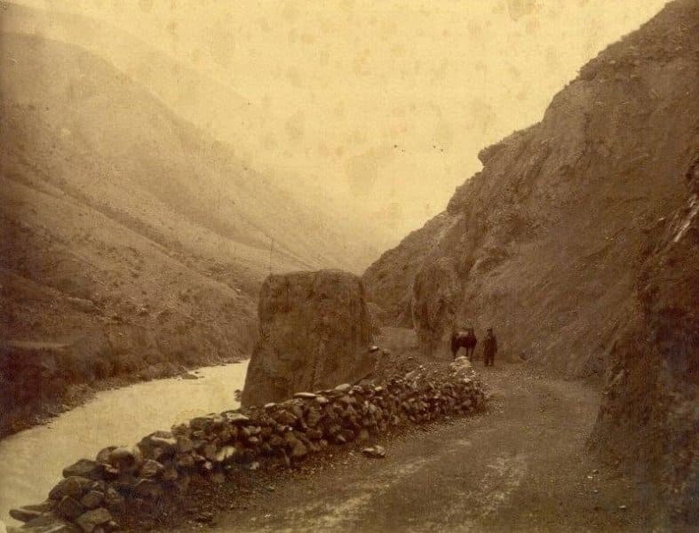 «Дорога по Кой-Джолам в Буамском ущелье». Фотограф Н. А. Креков. 1894 г. Фотографический альбом видов и типов, снятых во время летней поездки по Акмолинской, Сыр-Дарьинской и Семиреченской областям в 1894 г. Топографа Н.А. Крекова.